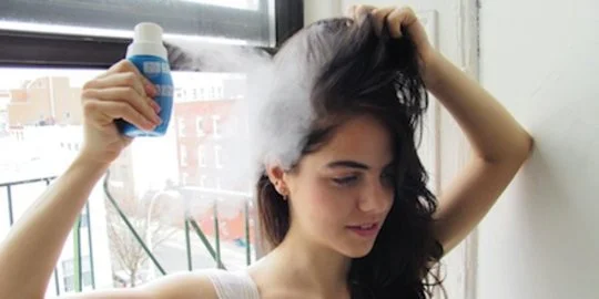 Manfaat Dry Shampoo: Solusi Praktis untuk Rambut Bersih Tanpa Air